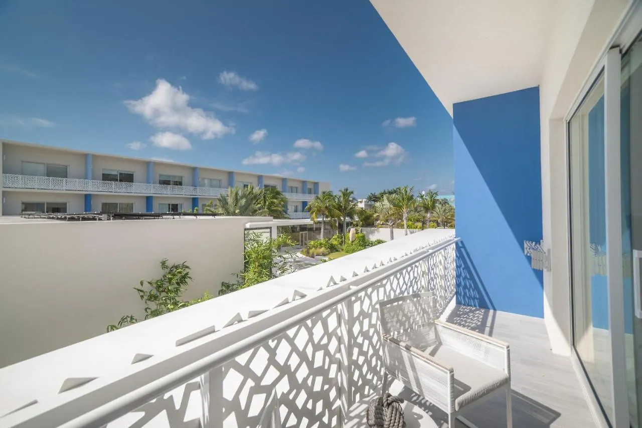 Luxury 1 Bed Apartment Near Seven Mile Beach At The Grove West Bay